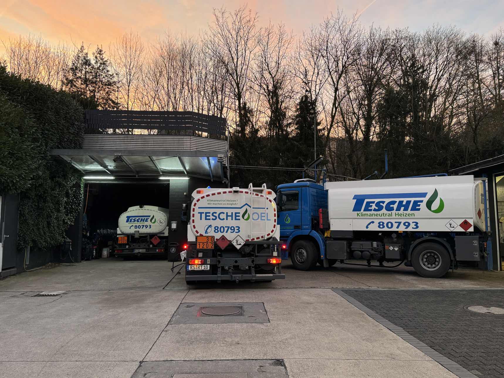 Tesche Öl Tankwagen-Flotte bei Sonnenuntergang am Betriebshof in Remscheid