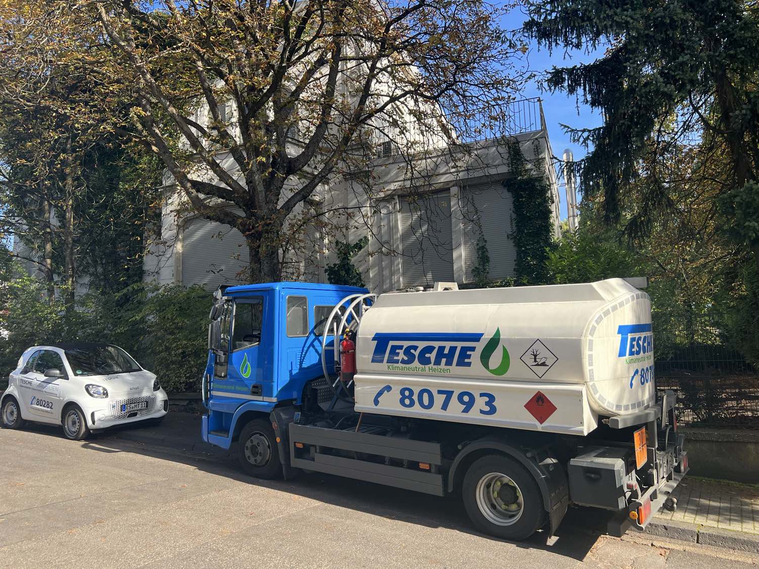 Heizöl-Lieferung durch Tesche Öl Tankwagen vor Wohnhaus