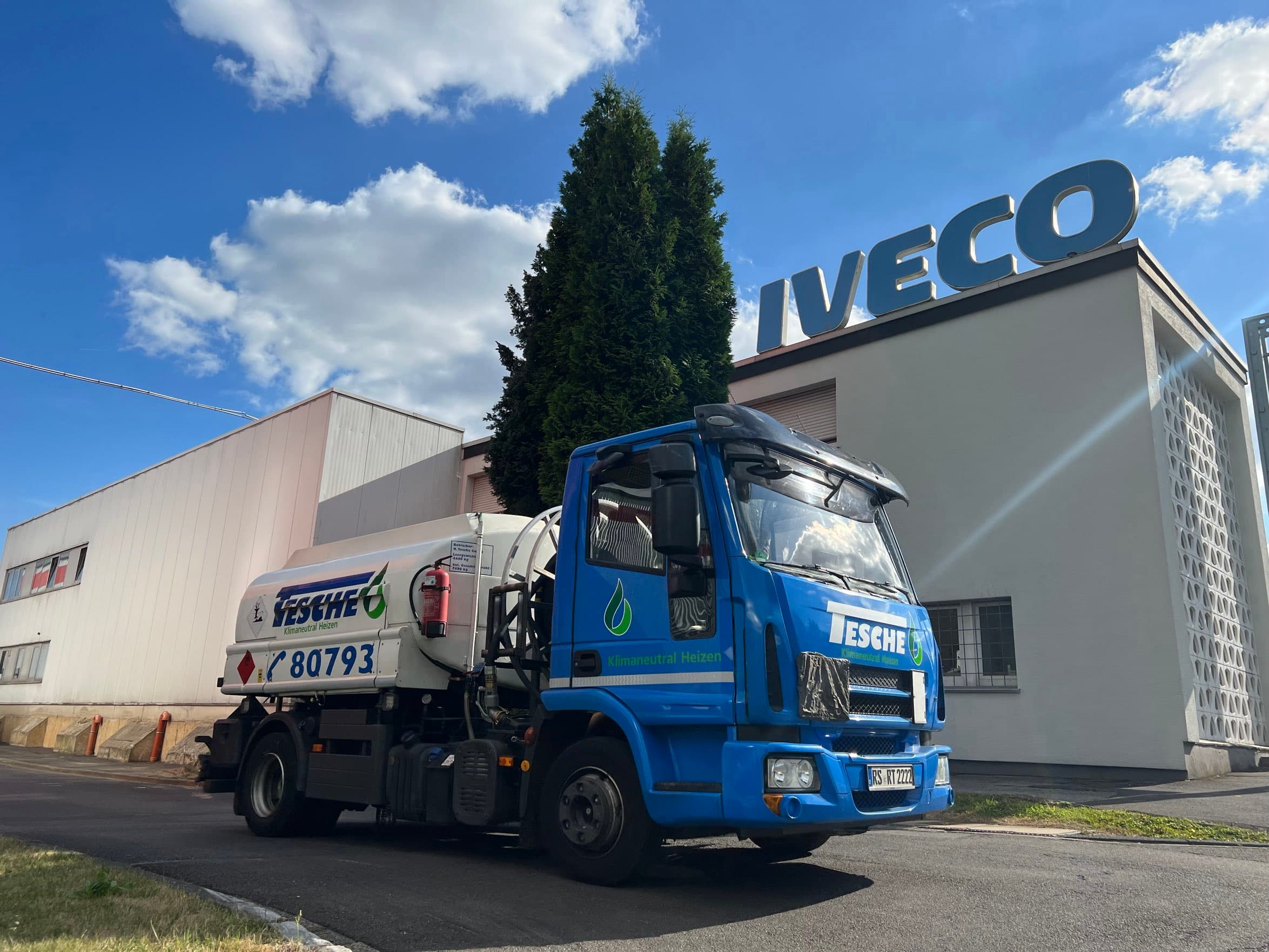 Tesche Öl Heizöl-Tankwagen bei Auslieferung vor IVECO Gebäude
