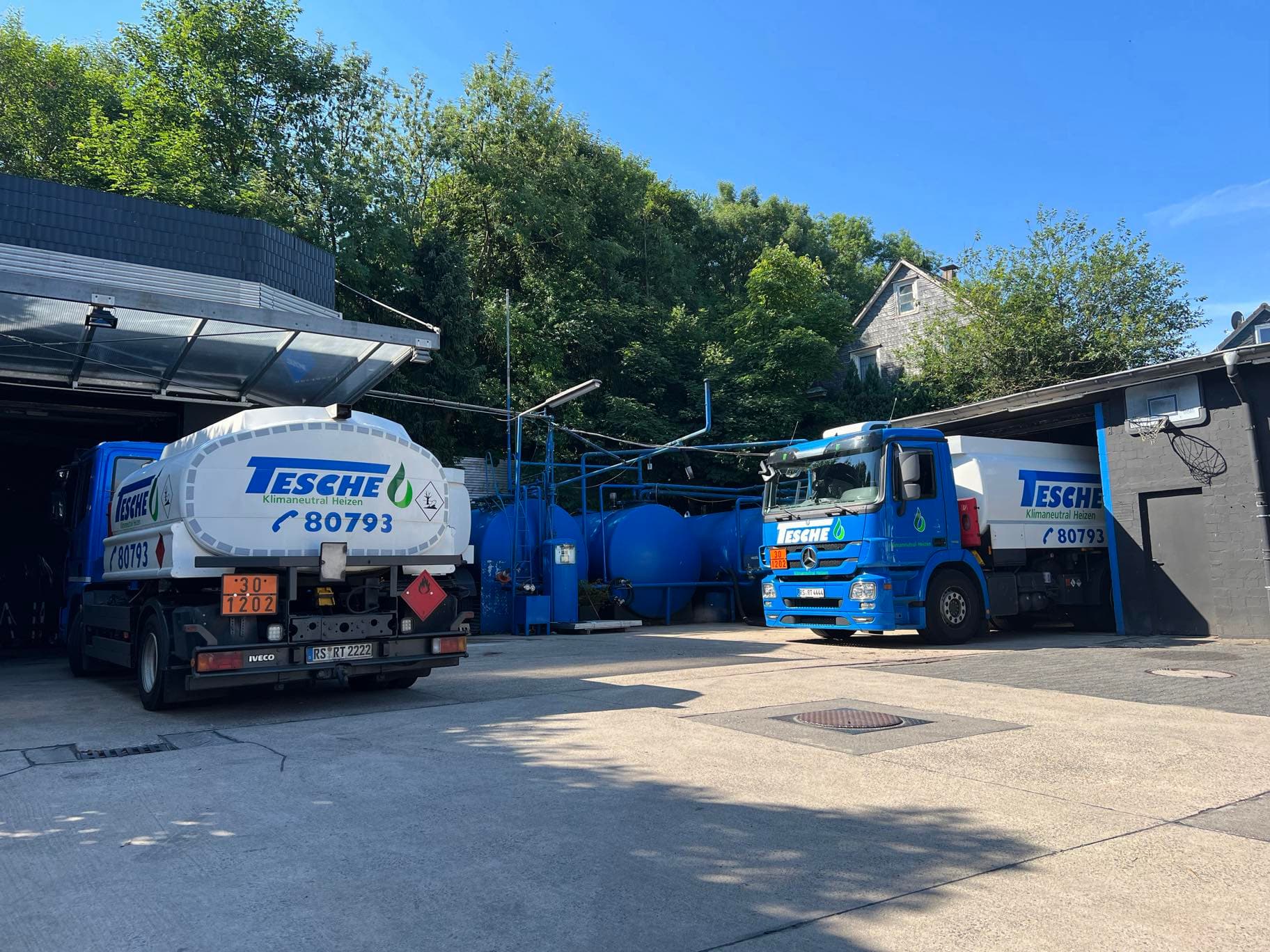 Tesche Heizöl-Tankwagen beim Betanken am Betriebshof Remscheid