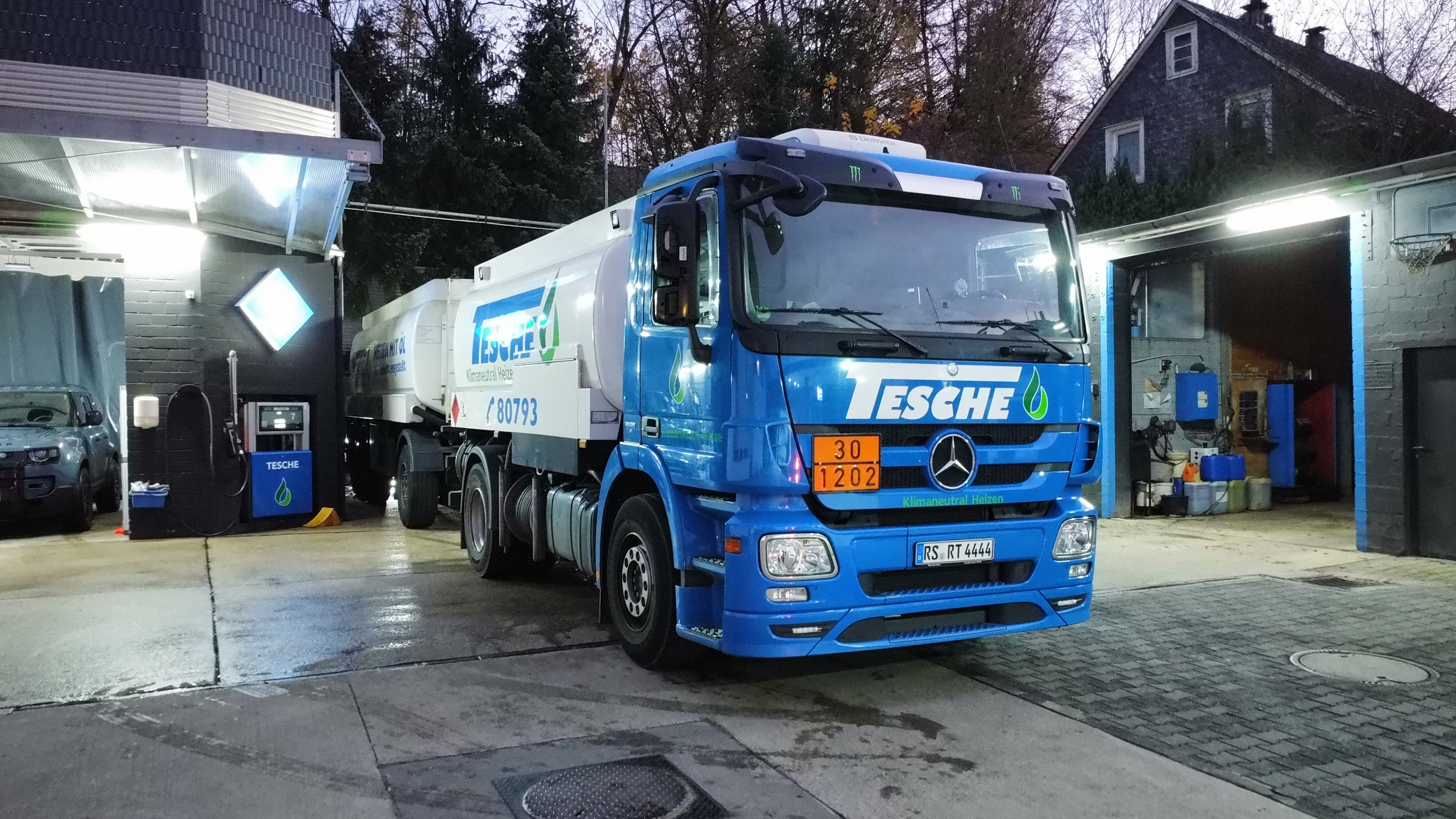 Tesche Mercedes Heizöl-Tankwagen mit Anhänger bei Dämmerung