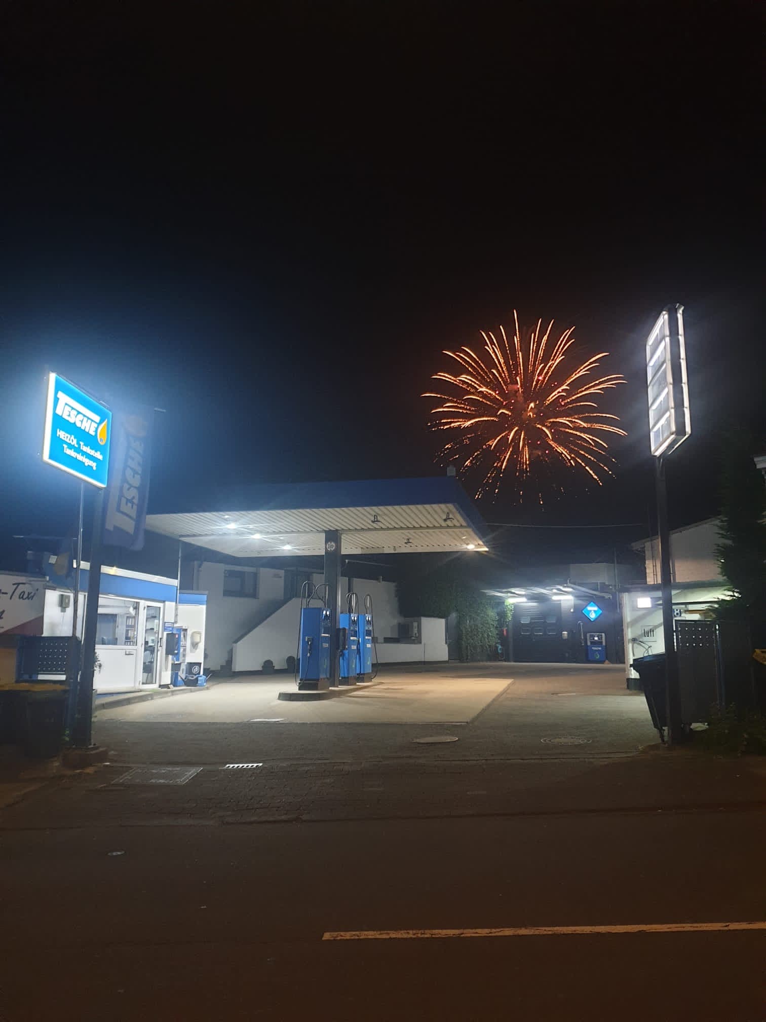 Tesche Tankstelle bei Nacht mit Feuerwerk in Remscheid