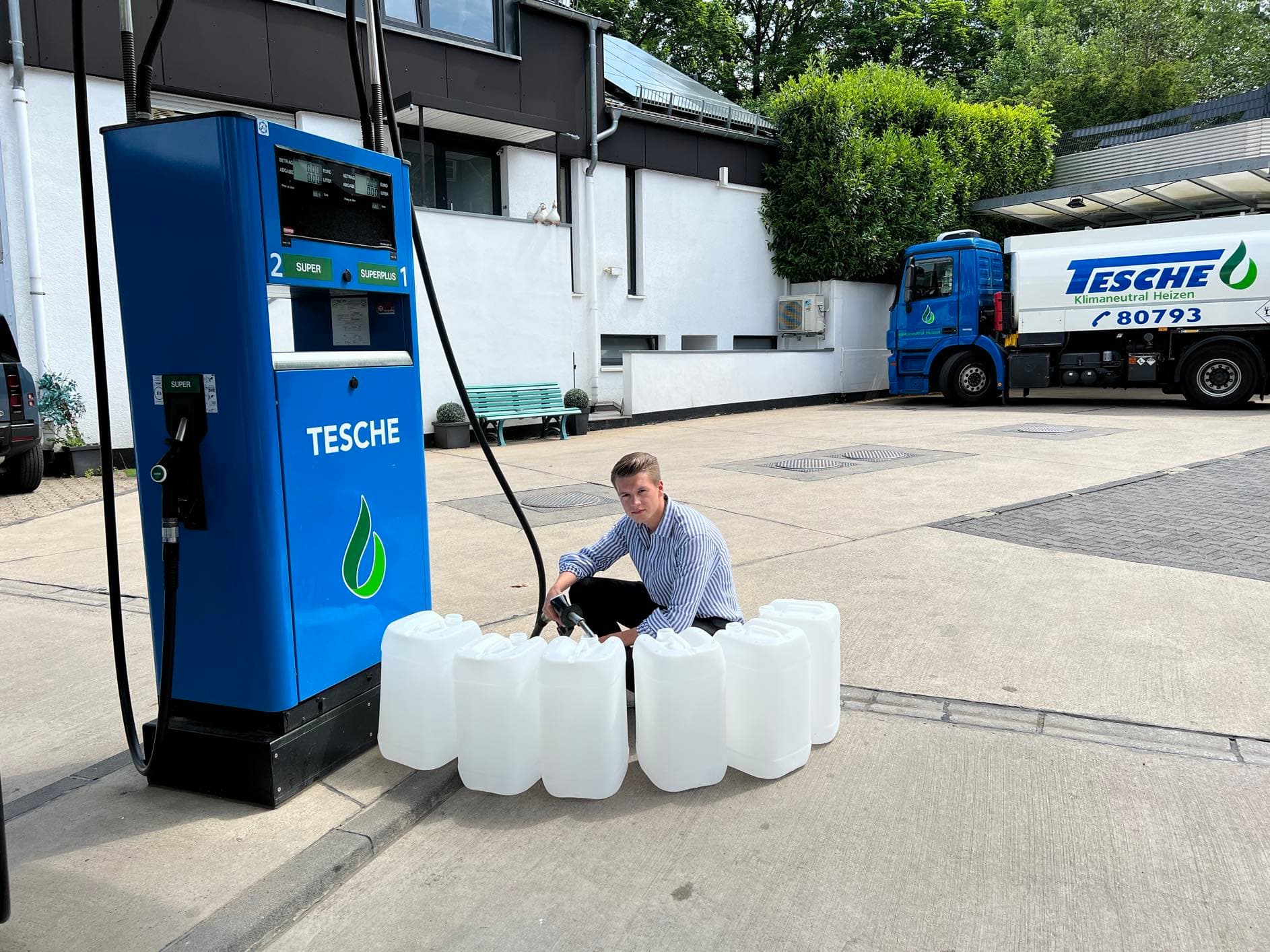 Heizöl-Kanister Betankung an Tesche Zapfsäule mit Tankwagen