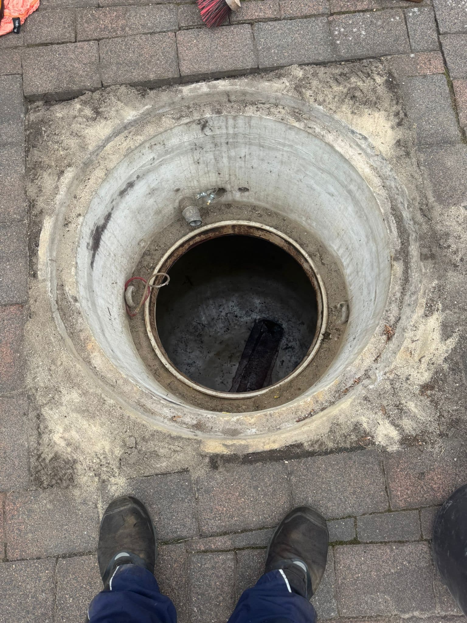 Geöffneter Zugang zu einem unterirdischen Heizöltank