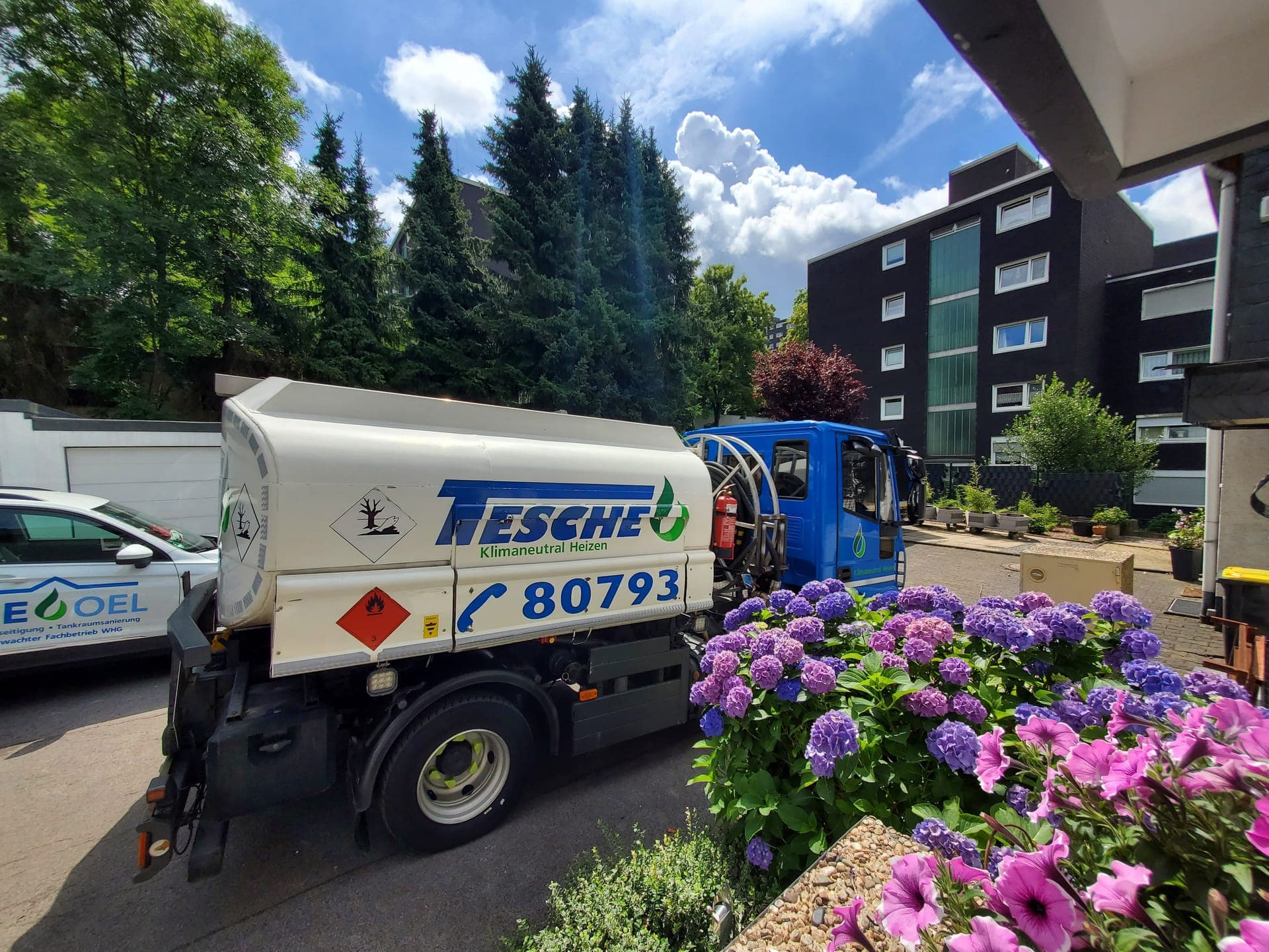 Heizöl-Lieferung per Tankwagen an einem Wohnhaus in Remscheid im Bergischen Land