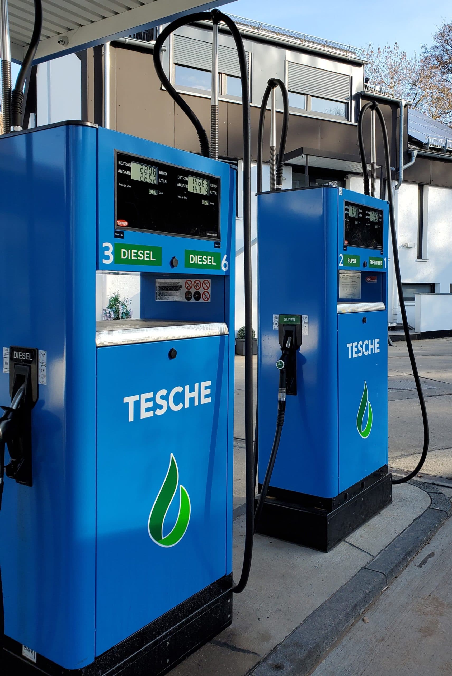 Tesche Tankstelle Remscheid - Zwei moderne Zapfsäulen mit Diesel und Super Kraftstoffen
